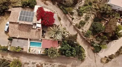 Piscina en o cerca de Dachterrassenzimmer in romantischem Landhaus mit Pool
