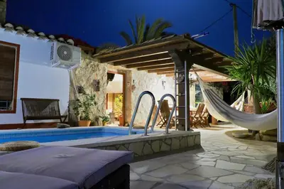 Piscina en o cerca de Dachterrassenzimmer in romantischem Landhaus mit Pool