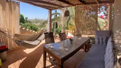 Zona de estar de Dachterrassenzimmer in romantischem Landhaus mit Pool