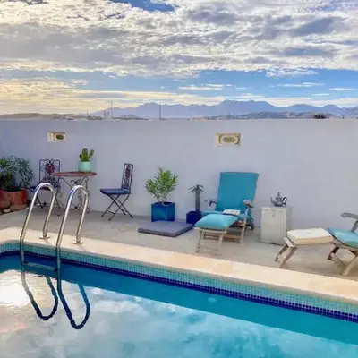 Dachterrassenzimmer in romantischem Landhaus mit Pool