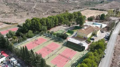 Instalaciones para jugar a tenis o squash en Camping Albox o alrededores