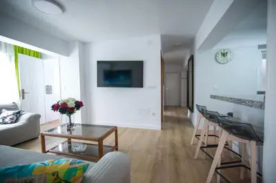 Una televisión o centro de entretenimiento en TinaPlaya