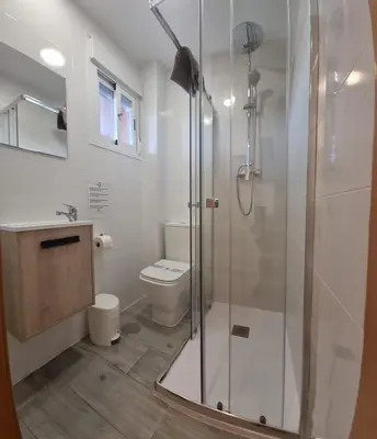 Un baño de Homes of Spain, Apartamentos Paraíso Vera Playa, Ed Fatu Hiva Bajo con PISCINA PRIVADA y jardín privado en PRIMERA LINEA de Vera Playa, WIFI