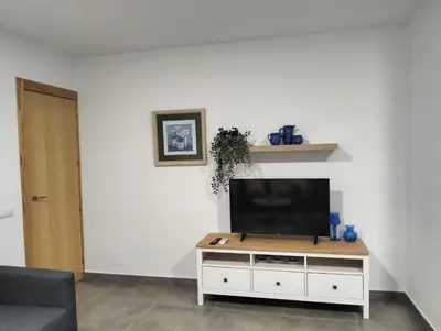 Una televisión o centro de entretenimiento en Alojamiento las Dunas alto