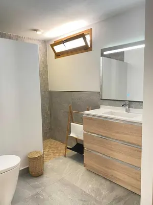 Un baño de CASA CALMA y LUZ