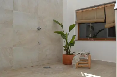 Un baño de CASA CALMA y LUZ