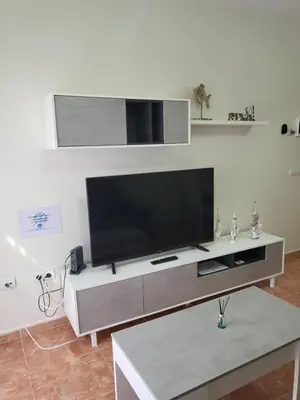 Una televisión o centro de entretenimiento en Ático dúplex con piscina privada y vistas al mar en Paraíso de Vera!