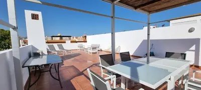 Un balcón o terraza de Homes of Spain, Apartamentos Paraíso Vera Playa, Ático Alborada con solárium grande privado, a pie de playa, WIFI