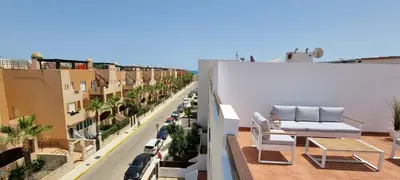 Un balcón o terraza de Homes of Spain, Apartamentos Paraíso Vera Playa, Ático Alborada con solárium grande privado, a pie de playa, WIFI