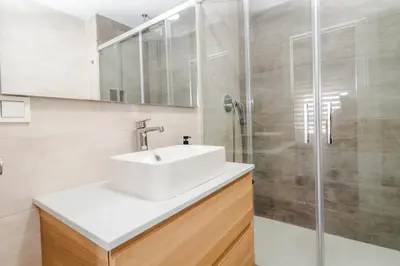 Un baño de Expoholidays- Primera linea de playa Palmeral