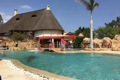 Piscina en o cerca de ELEGANTE DÚPLEX EN DESERT SPRINGS GOLF RESORT