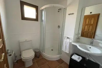 Un baño de ELEGANTE DÚPLEX EN DESERT SPRINGS GOLF RESORT