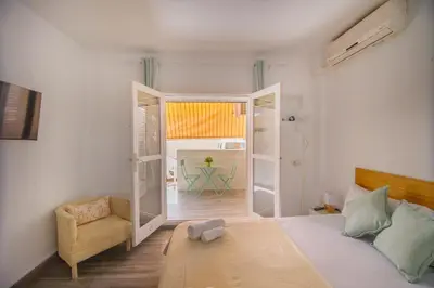 Cama o camas de una habitación en Natura Mediterranea estudio naturista primera linea con piscina