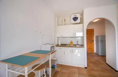 Una cocina o zona de cocina en Natura Mediterranea estudio naturista primera linea con piscina
