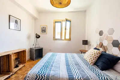 Cama o camas de una habitación en LifeHouse Cathedral * Free Parking* SuperiorWiFi*