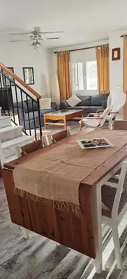 Zona de estar de Duplex en urbanización con piscina comunitaria y wifi