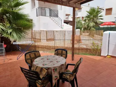 Un balcón o terraza de Casa Baja naturista con patio en primera linea!