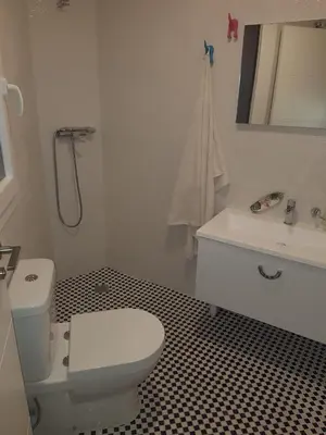 Un baño de Piso de lujo en la playa de un pueblo de Granada con piscina infiniti, yacuzzi en la piscina, tumbonas privadas y mucho más