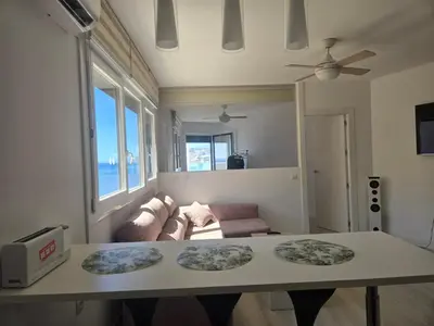 Zona de estar de Piso de lujo en la playa de un pueblo de Granada con piscina infiniti, yacuzzi en la piscina, tumbonas privadas y mucho más