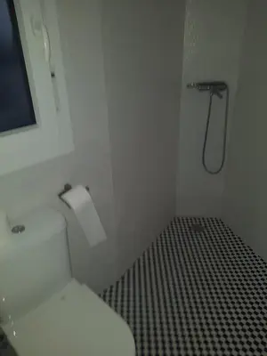 Un baño de Piso de lujo en la playa de un pueblo de Granada con piscina infiniti, yacuzzi en la piscina, tumbonas privadas y mucho más