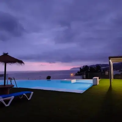 Piso de lujo en la playa de un pueblo de Granada con piscina infiniti