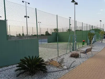 Instalaciones para jugar a tenis o squash en VeraTespera - Vera Playa WiFi, Piscina, Ocio Familiar o alrededores