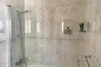 Un baño de Penthouse with large terrace and roof solarium, with amazing sea views