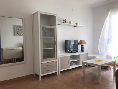 Una televisión o centro de entretenimiento en Apartamento-Solárium playa Marina de la Torre