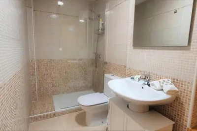 Un baño de Apartamento nuevo con piscina en la envía golf aguadulce Almería