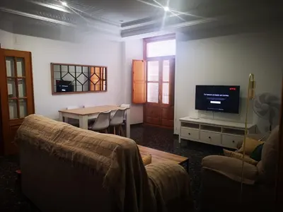 Una televisión o centro de entretenimiento en Casa La Lonja de Guadix