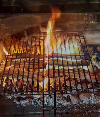 Barbacoa disponible para clientes en el chalet de montaña