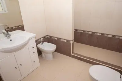 Un baño de Casa Ana - delightful semi-detached villa with large swimming pool, tennis court and huge gardens plus Free wifi