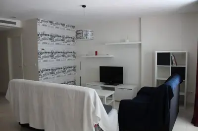 Una televisión o centro de entretenimiento en Bonito apartamento en primera línea de campo de golf y vistas al mar