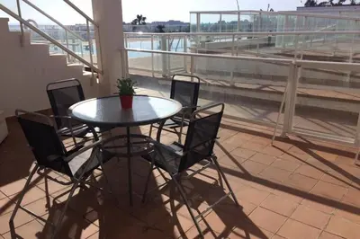 Un balcón o terraza de Bonito apartamento en primera línea de campo de golf y vistas al mar