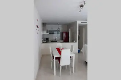 Una cocina o zona de cocina en Bonito apartamento en primera línea de campo de golf y vistas al mar