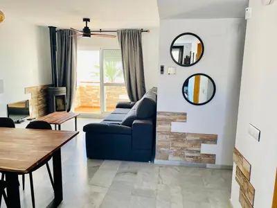 Zona de estar de Encantador ático con chimenea y piscina en Almería