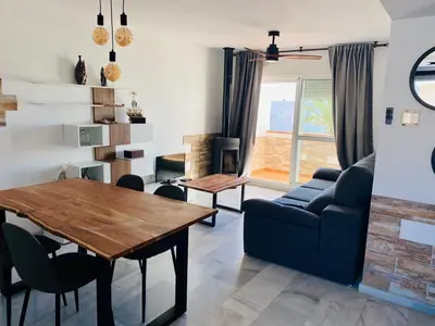 Zona de estar de Encantador ático con chimenea y piscina en Almería