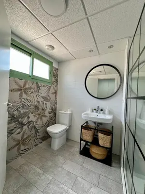 Un baño de OCEAN APARTAMENT !! 1ª Línea del Mar, piscina, parking, wifi