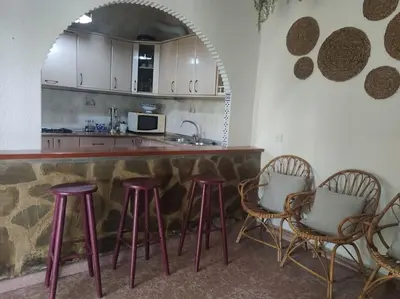 Una cocina o zona de cocina en Encantadora casa rural con gran porche