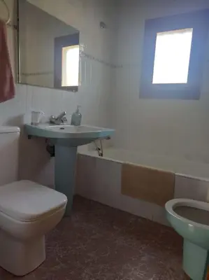 Un baño de Encantadora casa rural con gran porche
