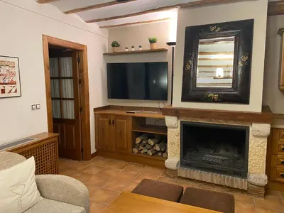 Una televisión o centro de entretenimiento en Alhanda Apartahotel