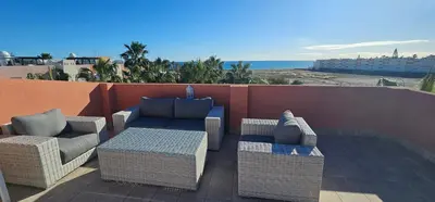 Zona de estar de Homes of Spain, Apartamentos Paraíso, Ed Palmerston, Atico O, Suite con Piscina Privada en solárium, vistas al mar, a 50 m de la playa, WIFI