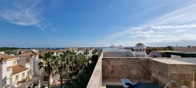 Un balcón o terraza de Homes of Spain, Apartamentos Paraíso, Ed Nuku Hiva, Atico H con Piscina Privada en solárium, a pie de playa, WIFI