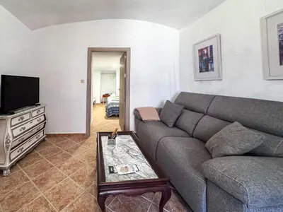 Una televisión o centro de entretenimiento en Casa cueva rural Vico, ideal grandes grupos