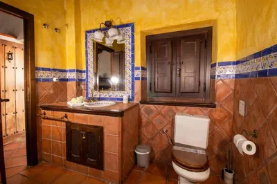 Un baño de Molino de Santa Águeda
