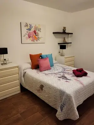 Cama o camas de una habitación en Casa baja preciosa con jardín privado en primera línea naturista!