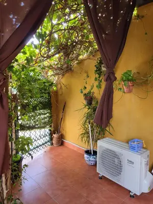 Jardín al aire libre en Casa baja preciosa con jardín privado en primera línea naturista!