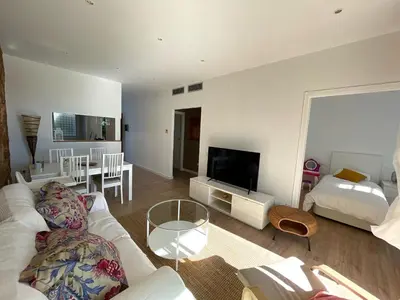 Una televisión o centro de entretenimiento en PARADISE