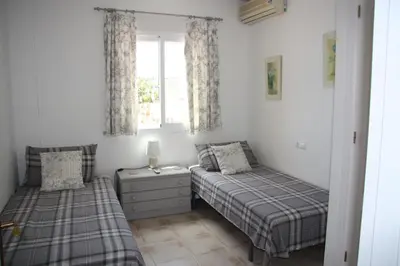 Cama o camas de una habitación en South Facing Apartment, Fantastic Sea Views,Terrace, 300m beach