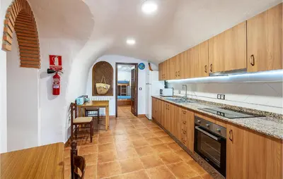 Una cocina o zona de cocina en Lovely Home In Galera With Kitchenette